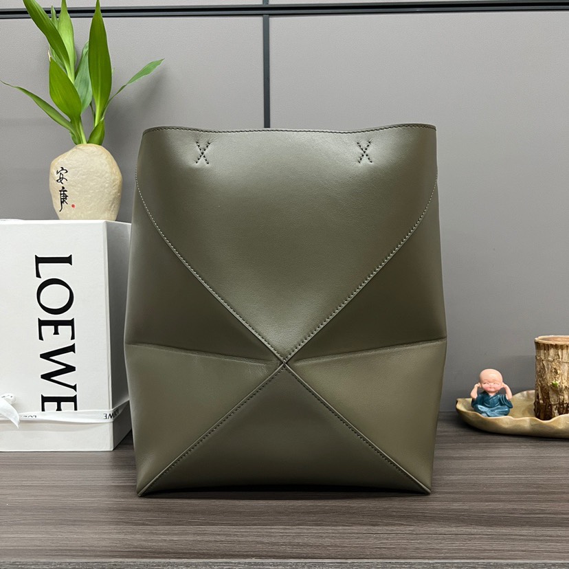 Loewe Puzzle Fold Tote in shiny calfskin Medium Green - Image 2