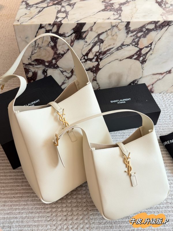 Saint Laurent Le 5 à 7 hobo Bag
