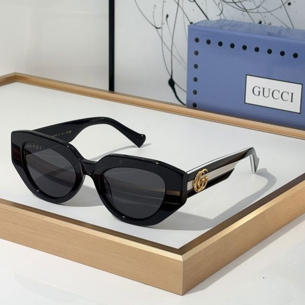 Gucci  The legs are Decorated With the Signature Double G  sunglasses Top quality