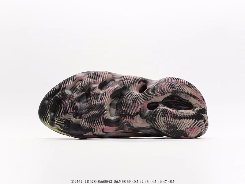 Yeezy Foam Runner MX Carbon IG9562 - Image 4