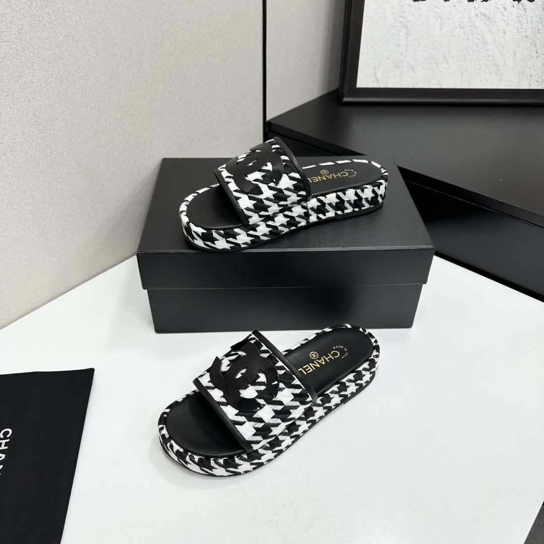 Chanel Women's CC Slide Sandals - Image 2