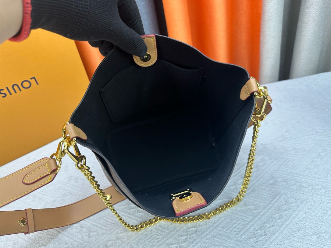 LV Lock and Walk Women Handbag - Image 9