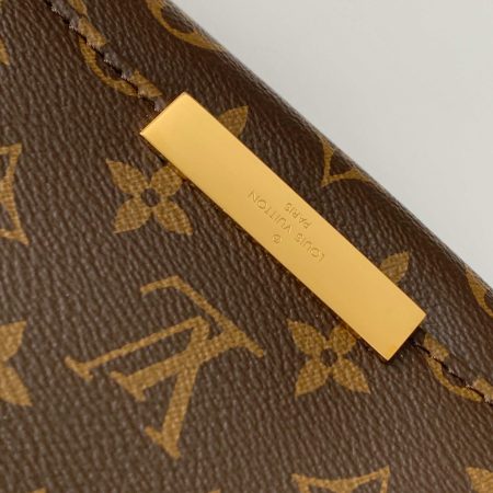LV Favorite Chain Shoulder Bag - Image 9