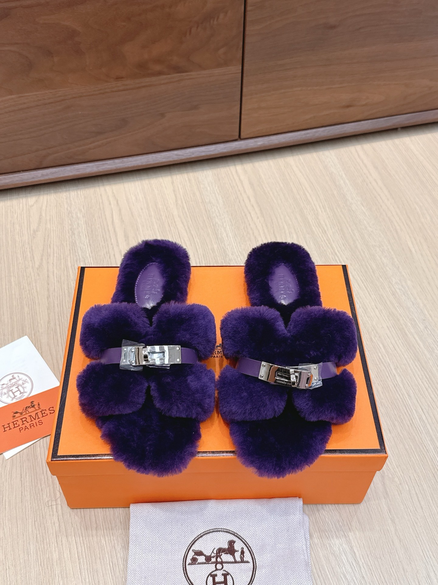 Hermès Fall/Winter Fur-Lined Slippers - Image 1