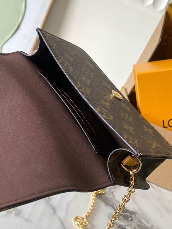 LV Wallet On Chain Lily