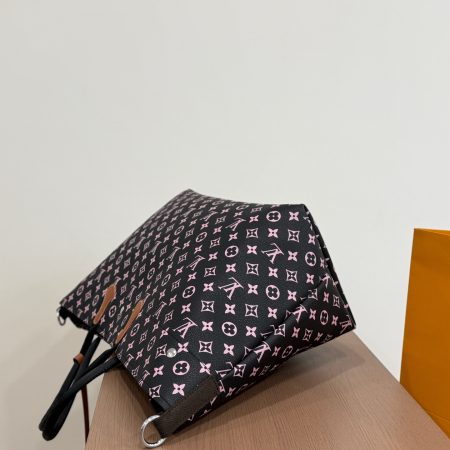 LV's New Tote Bag - Image 4