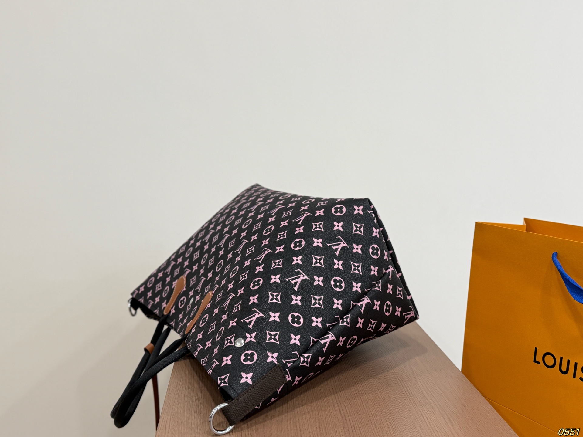 LV's New Tote Bag - Image 4