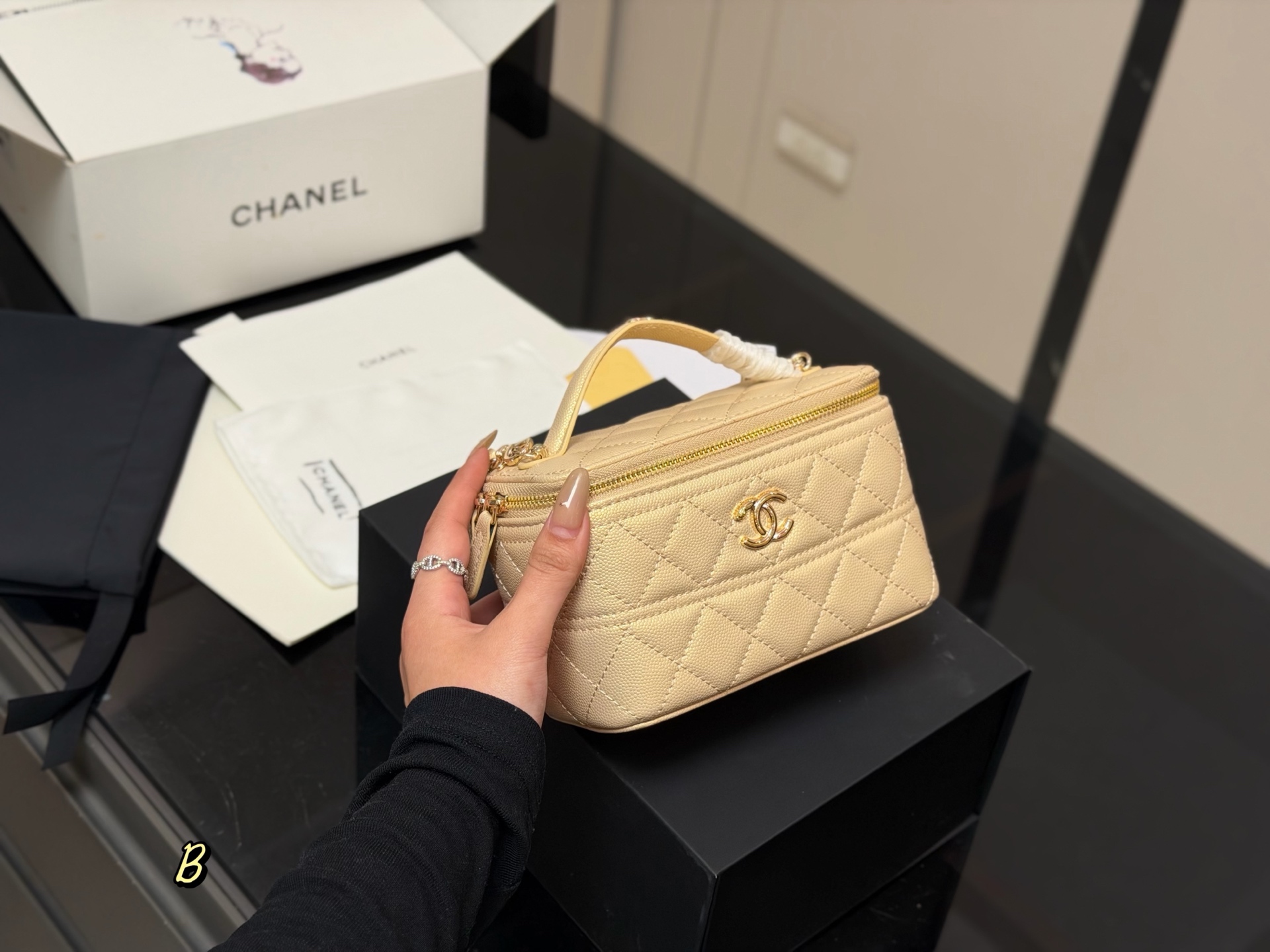 Chanel Long Vanity With Chain Bag - Image 4