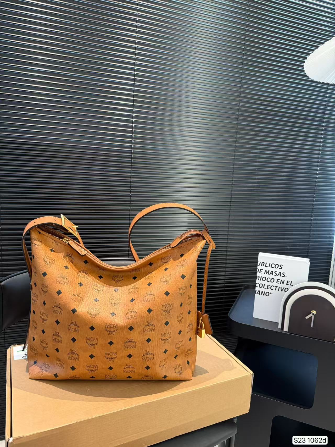 McM Aren Large Visetos Hobo Bag - Image 4