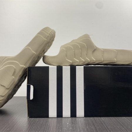 Yeezy Slide new collection - Image 10