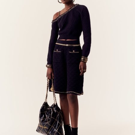 CHANEL 22 HANDBAG Shiny Calfskin & Gold-Tone Metal Black - Image 4
