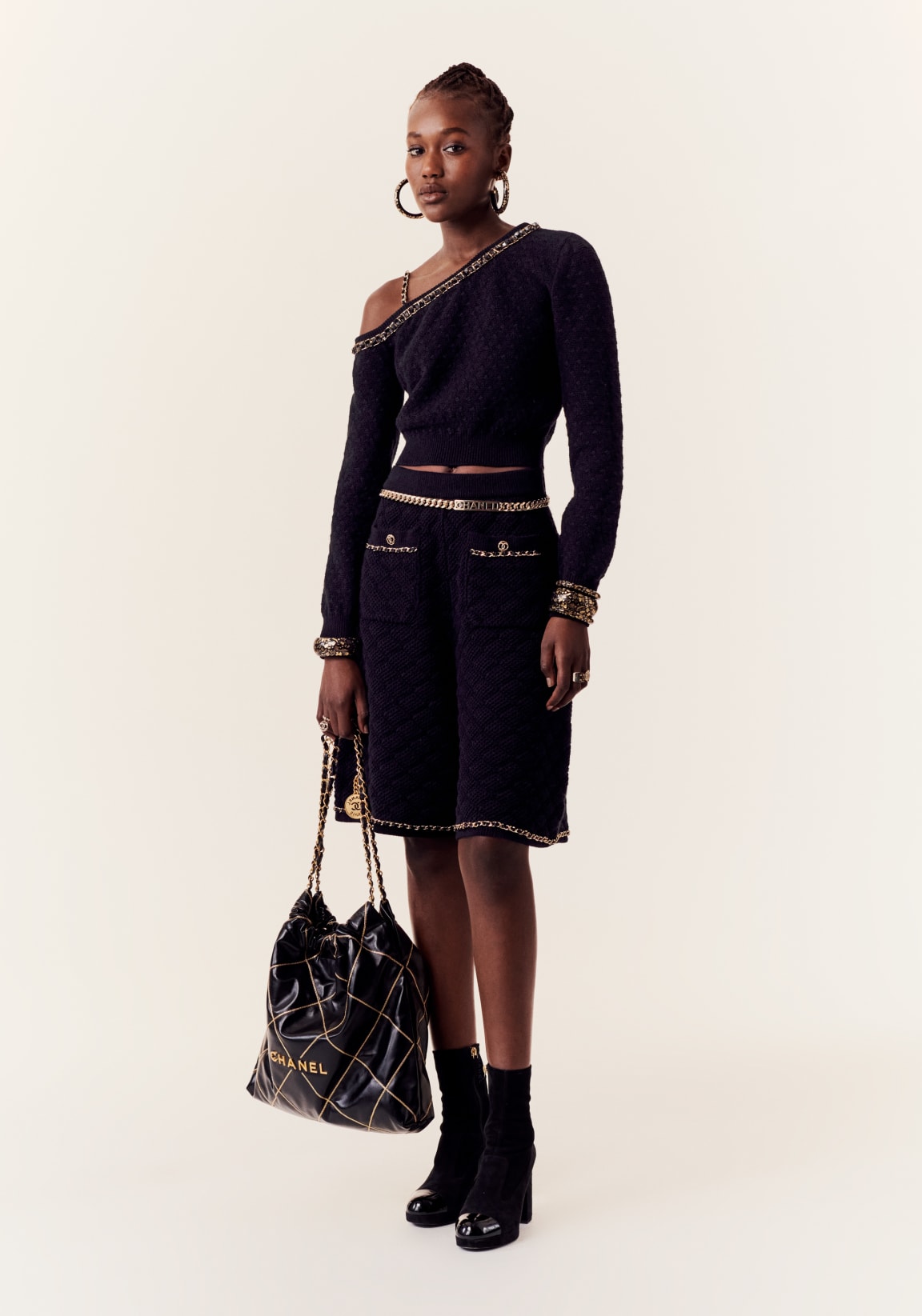 CHANEL 22 HANDBAG Shiny Calfskin & Gold-Tone Metal Black - Image 4