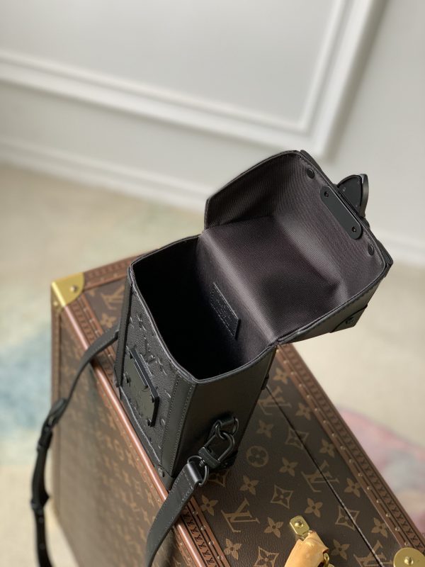 Vertical Trunk Wearable Wallet M82070