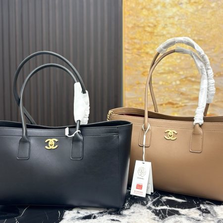 Chanel Black and Gold Cerf Box Bag - Image 2