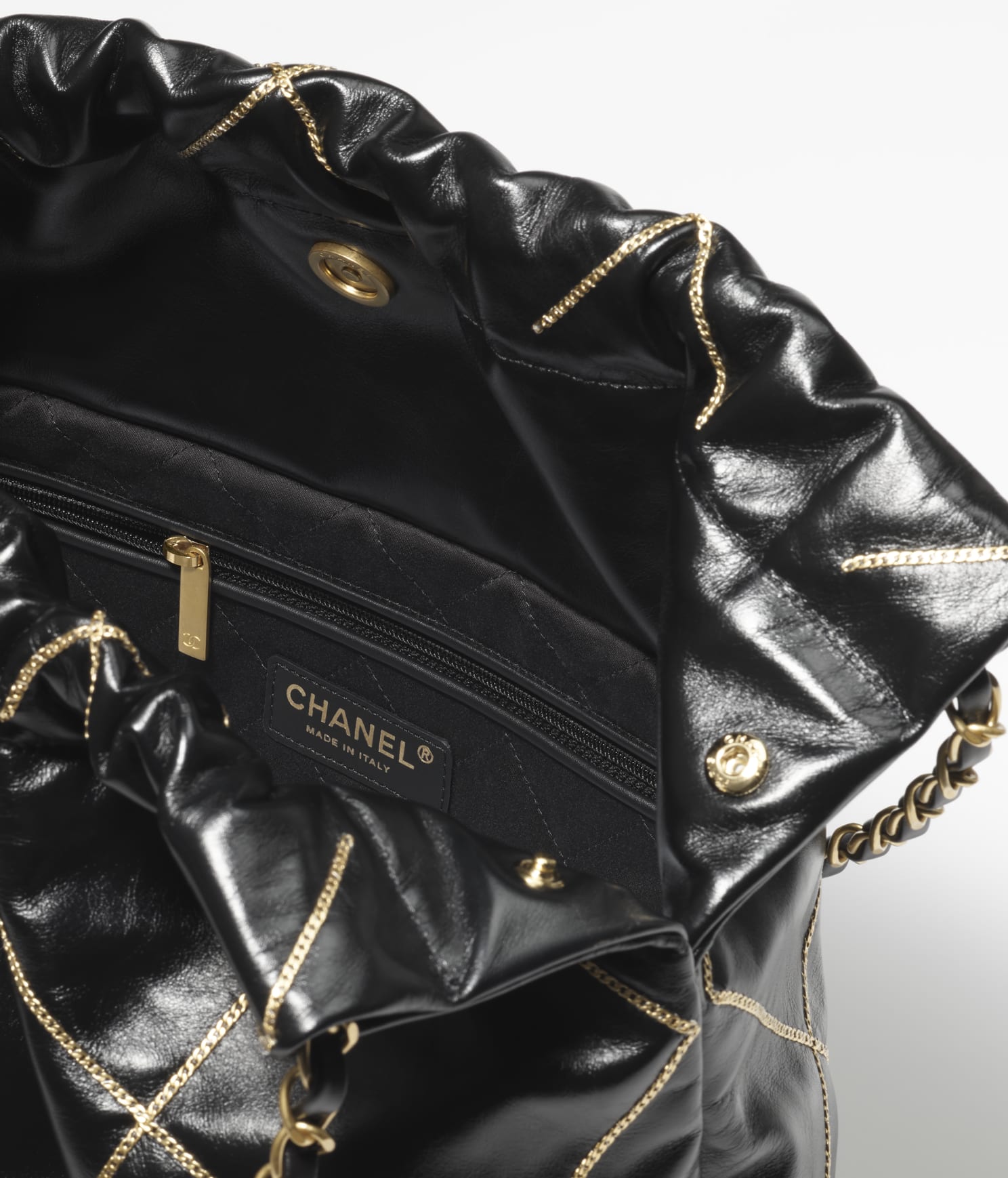 CHANEL 22 HANDBAG Shiny Calfskin & Gold-Tone Metal Black - Image 2