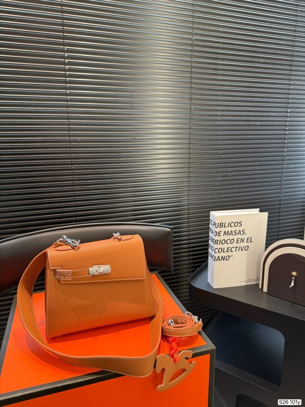 Hermès Kelly Milkshake White with Silver Hardware