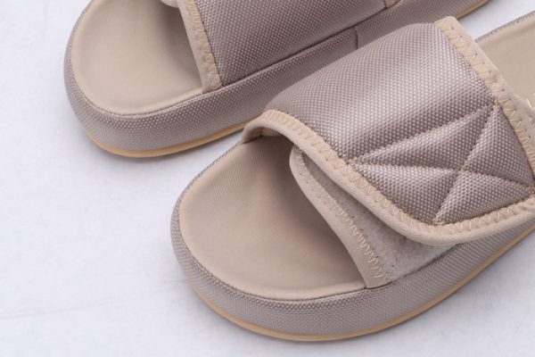 Yeezy Slide 6