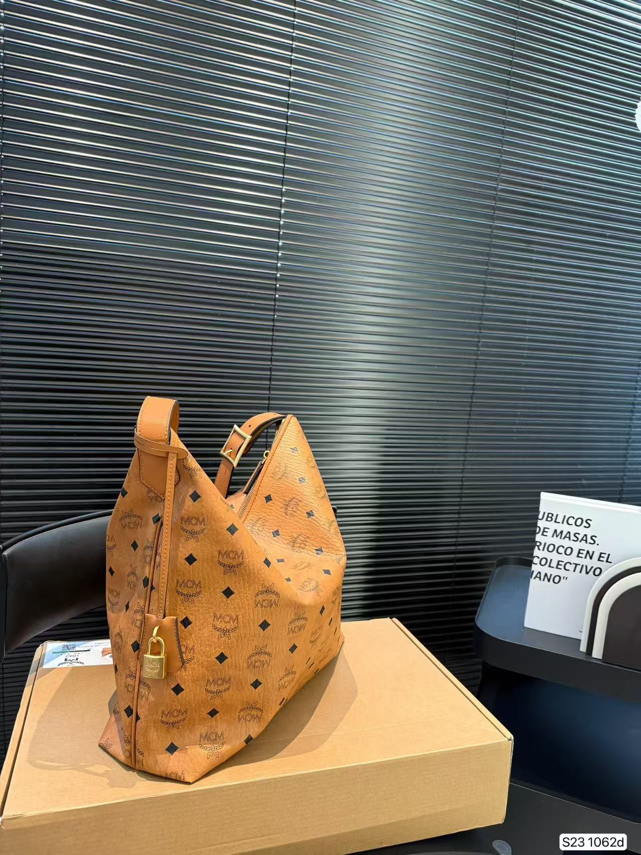 McM Aren Large Visetos Hobo Bag - Image 2