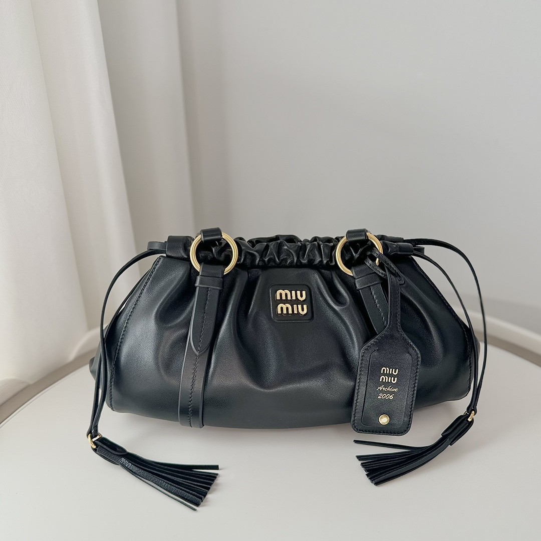 Miu Miu Shoulder Bag in Nero - Image 2