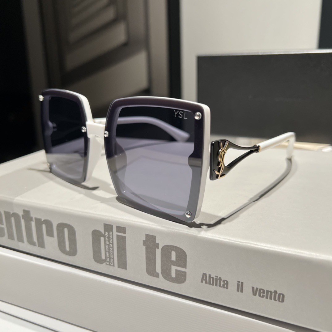 Saint Laurent Fashionable Sunglasses - Image 3
