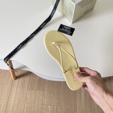 Chanel 26P C-clasp thong sandals - Image 6