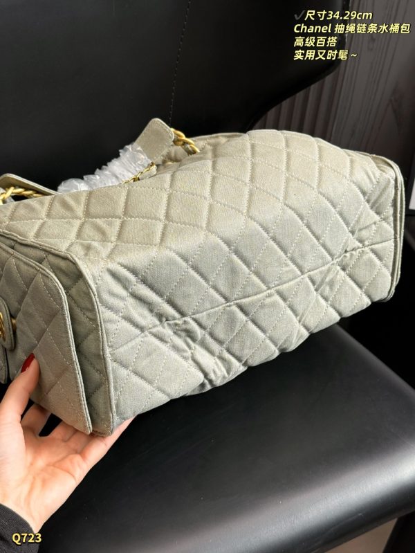 Chanel 25 Hobo Handbag