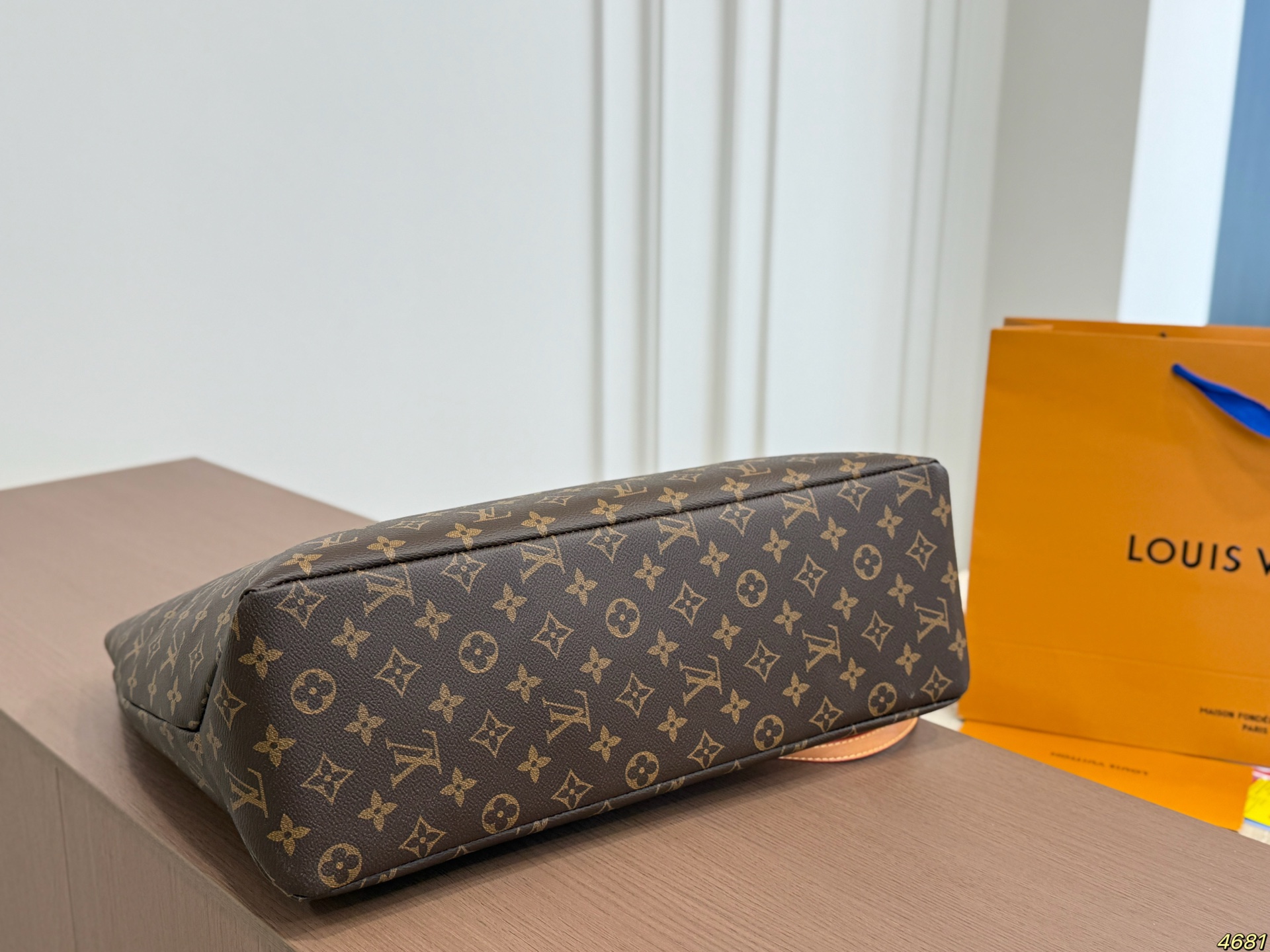 LV's New Tote Bag - Image 6