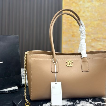 Chanel Black and Gold Cerf Box Bag - Image 4