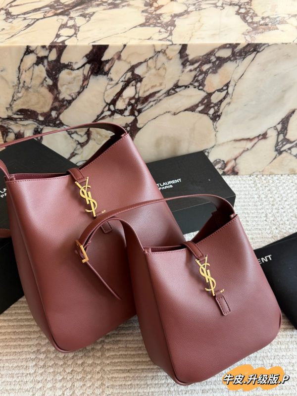 Saint Laurent Le 5 à 7 hobo Bag
