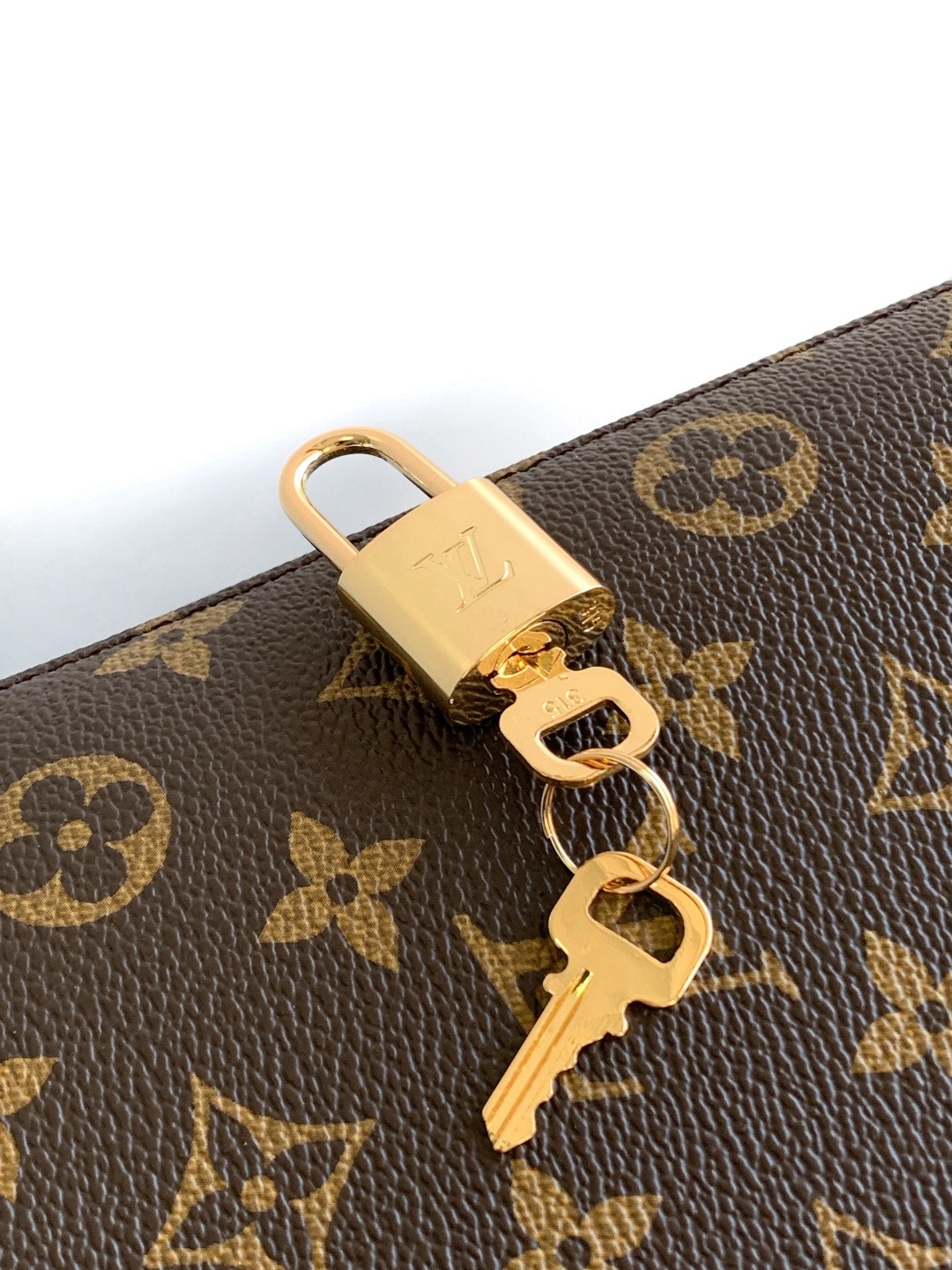 LV Montaigne Monogram Handbag Top Quality - Image 6