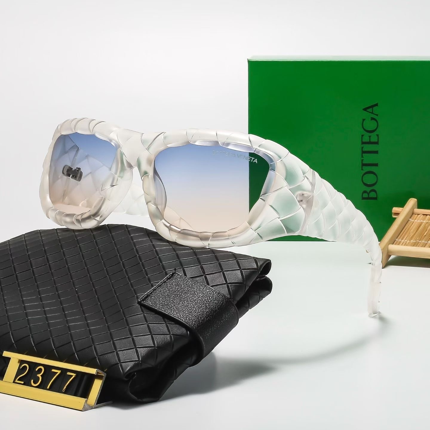 Bottega Veneta Fashionable Sunglasses - Image 4
