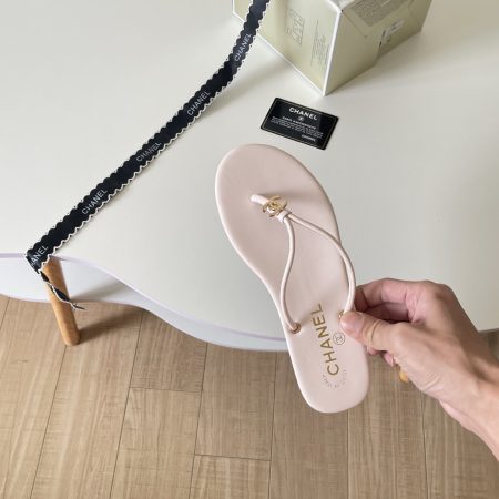 Chanel 26P C-clasp thong sandals - Image 5