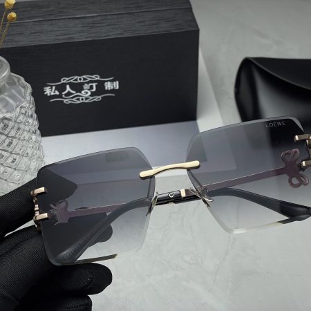 LOEWE Fashionable Sunglasses - Image 3