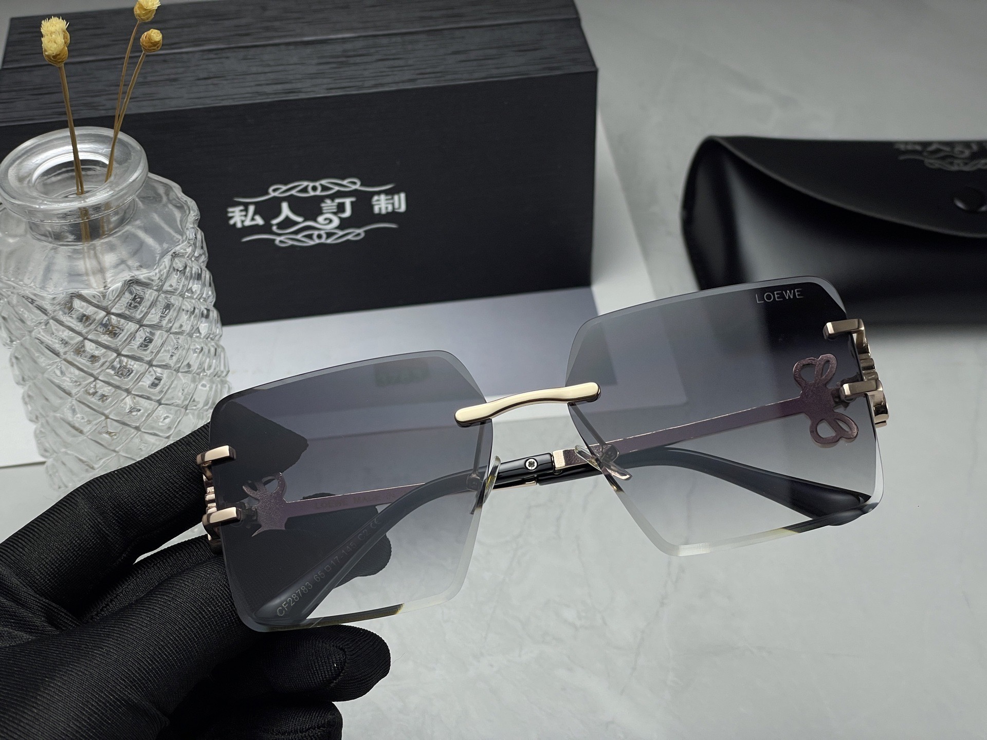 LOEWE Fashionable Sunglasses - Image 3