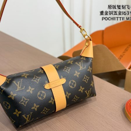 LV Underarm Lunch Bag - Image 6