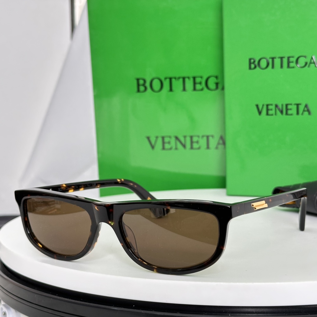 Bottega Veneta Eyewear Bottega Veneta Slim Ribbon Sunglasses in Black/Grey - Image 1