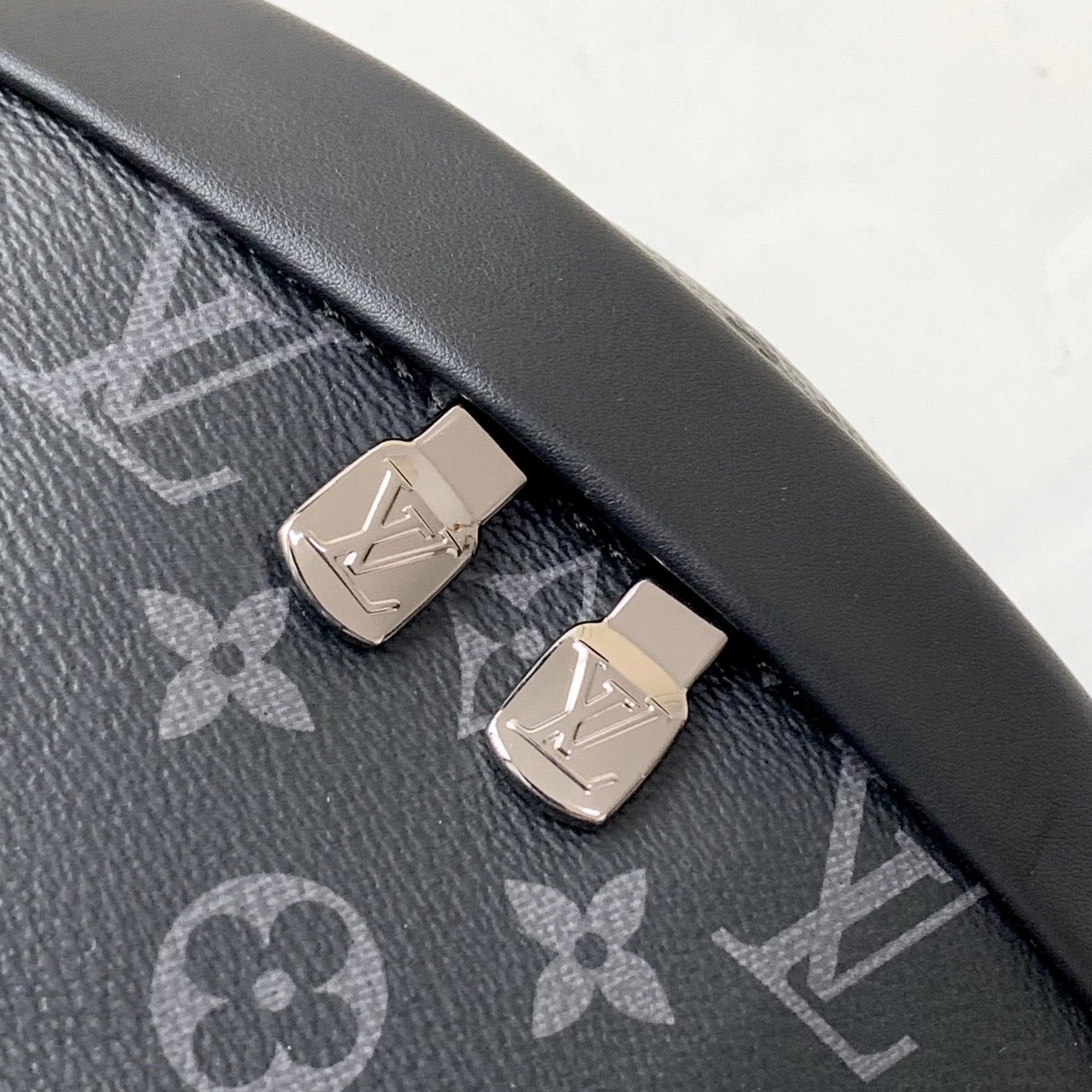 LV Discovery Bumbag PM - Image 8