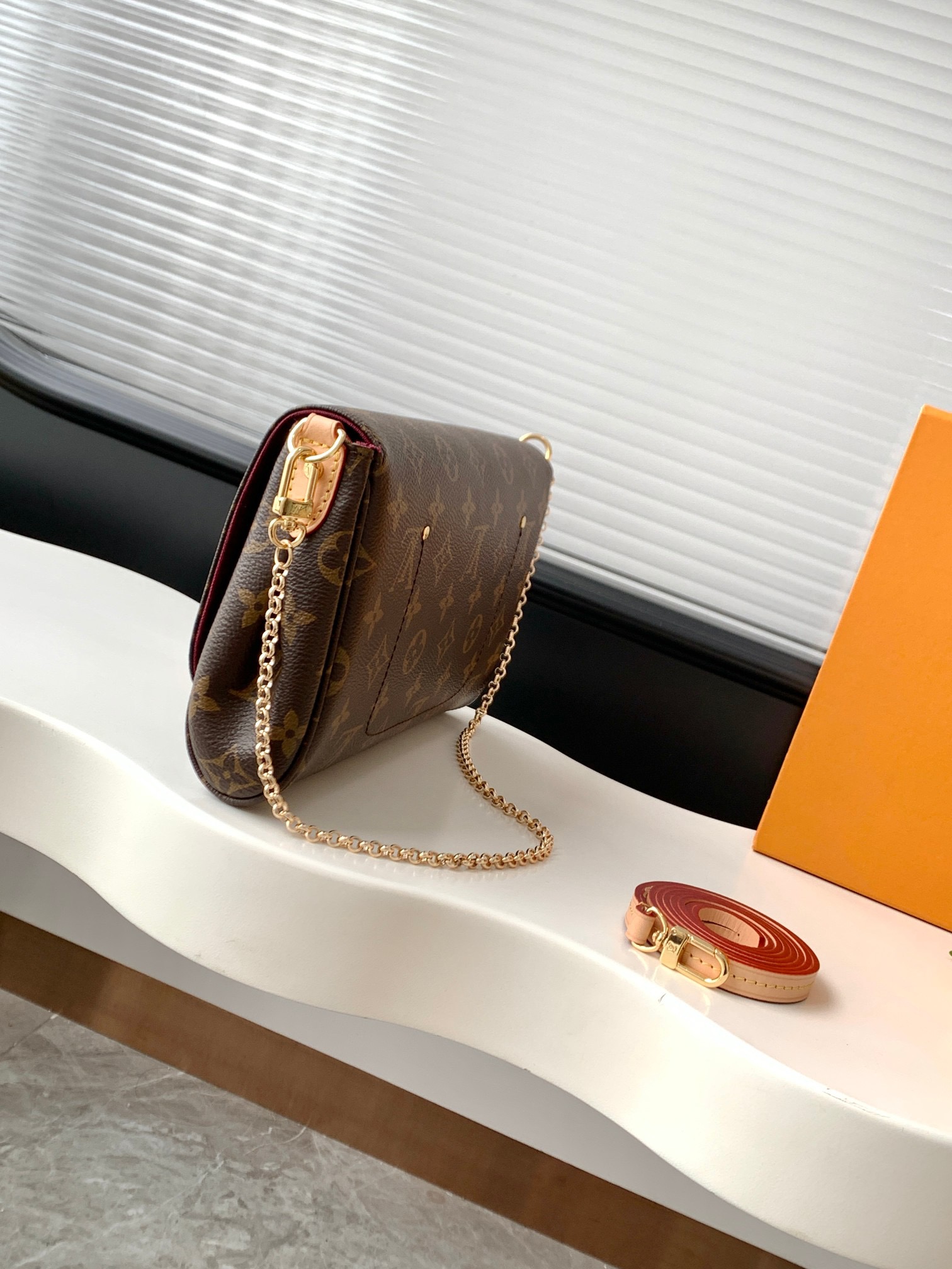 LV Favorite Chain Shoulder Bag - Image 6