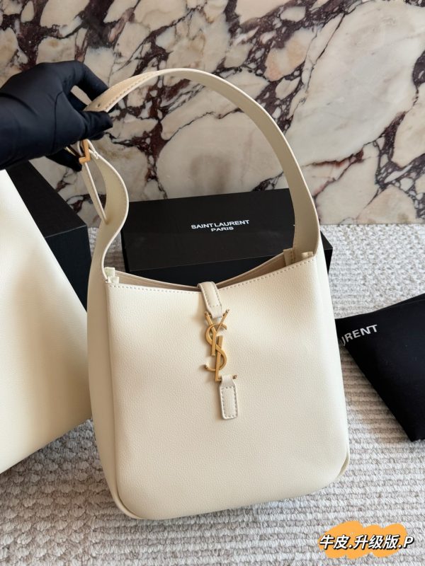 Saint Laurent Le 5 à 7 hobo Bag