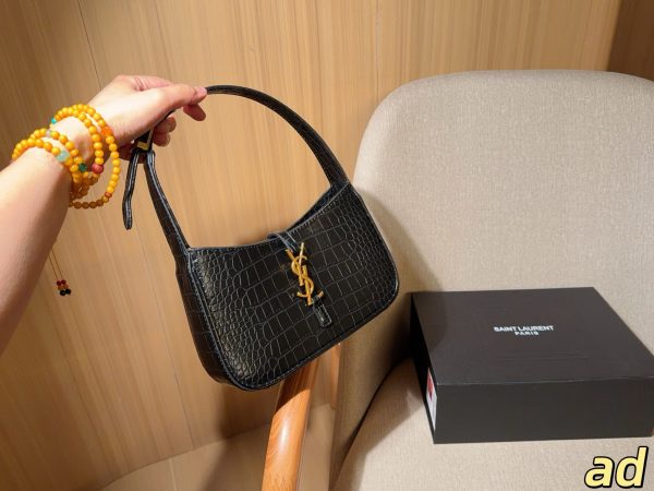Saint Laurent Le 5 à 7 Hobo Shoulder Bag