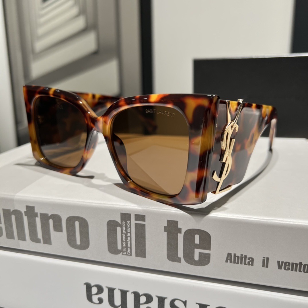 Saint Laurent Fashionable Sunglasses - Image 6