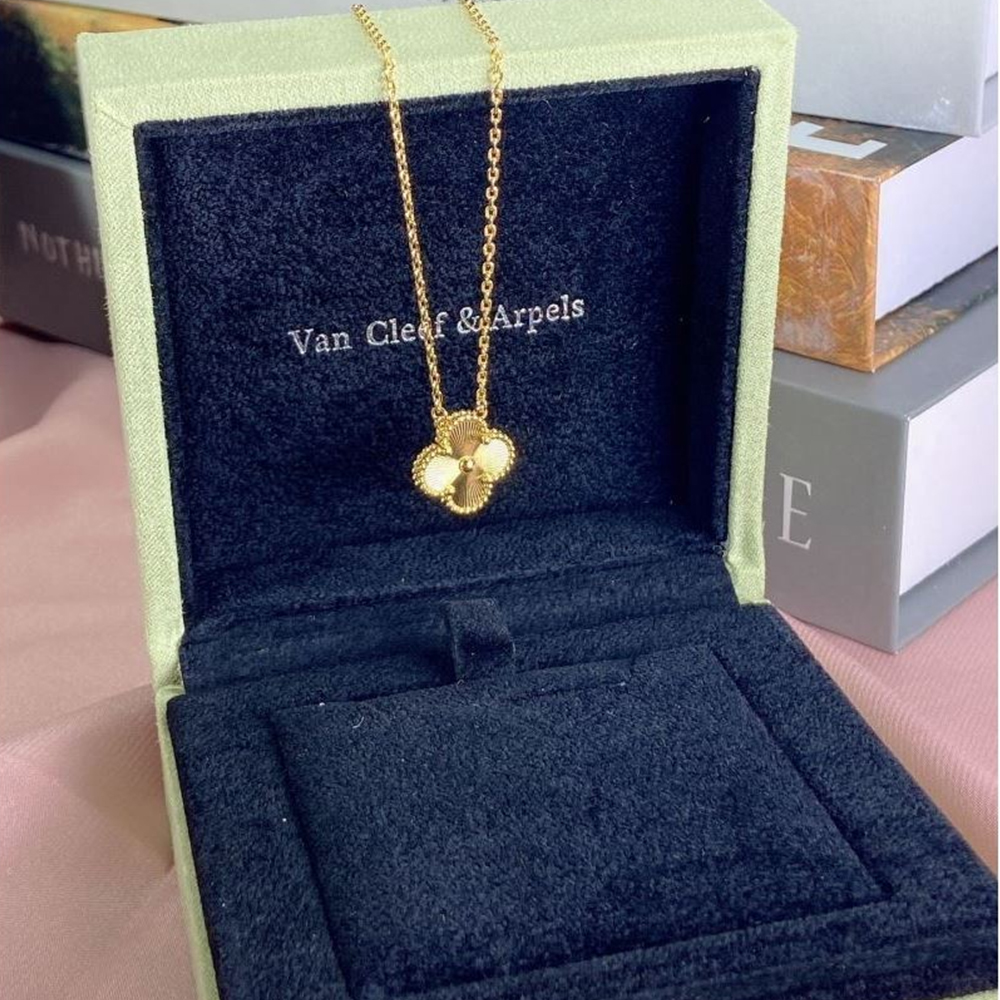 Van Cleef & Arpels Vca Floral Shape Necklace Pendant - Image 1
