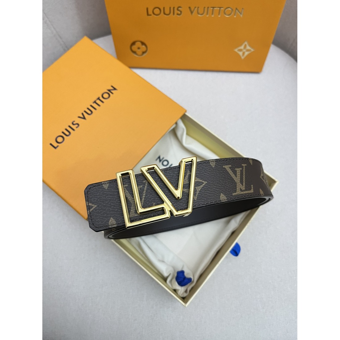 LV Cowhide Men's Belt  40MM - Image 1