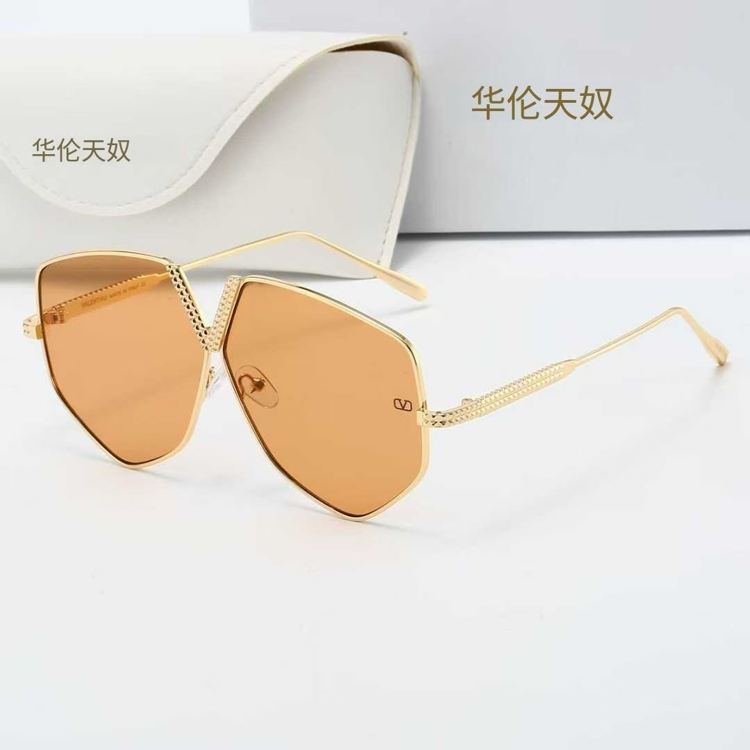 Valentino Fashionable Sunglasses - Image 3