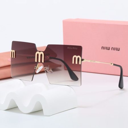 Miu Miu Fashionable Sunglasses - Image 4