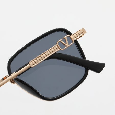 Prada Fashionable Sunglasses - Image 8