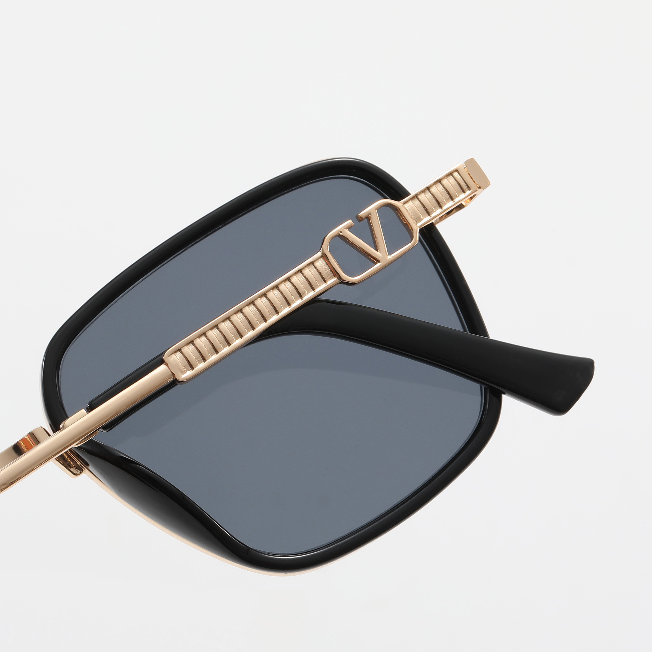 Prada Fashionable Sunglasses - Image 8