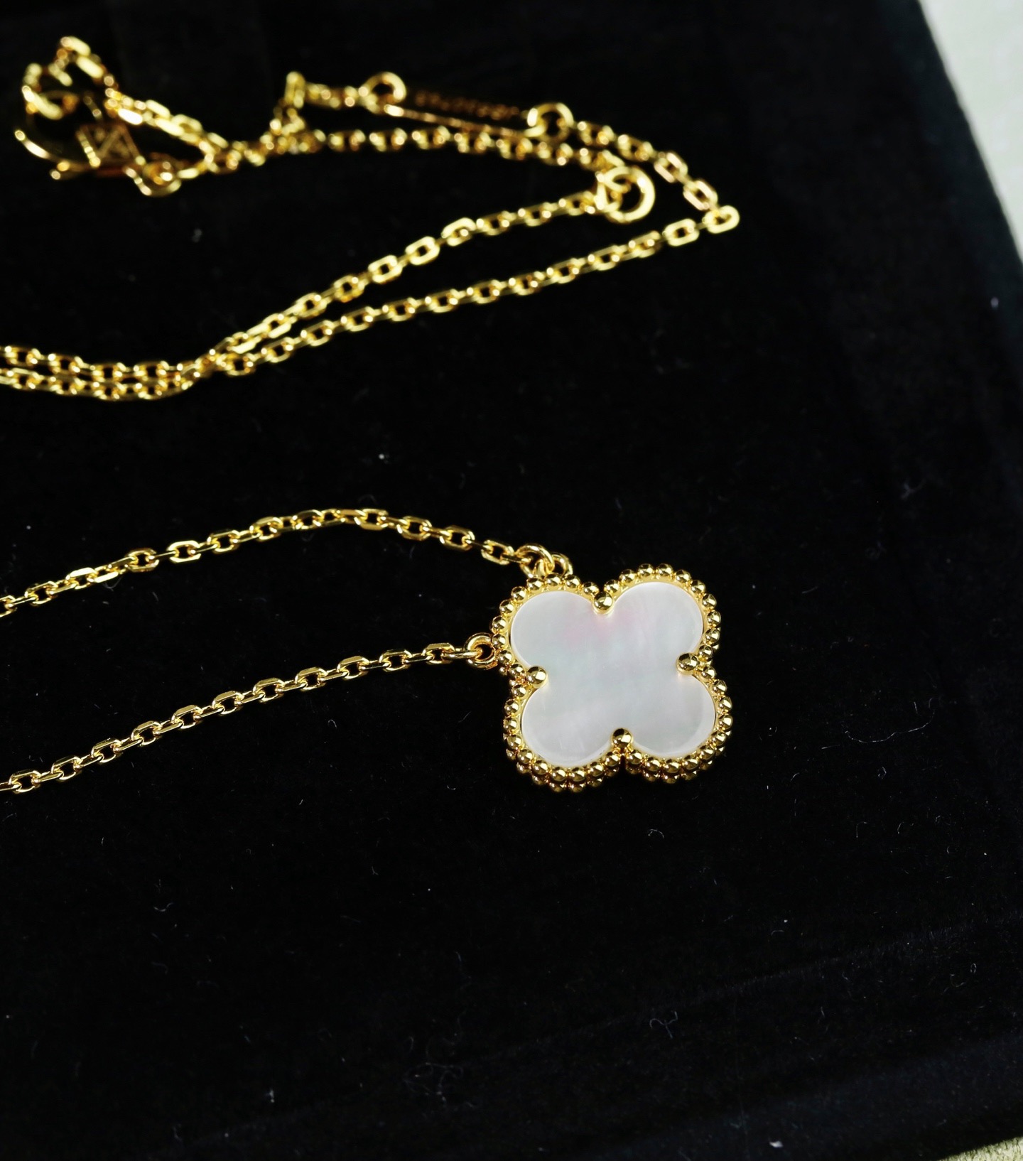 Van Cleef&Arpels VCA Vintage Alhambra Pendant, Mother-of-pearl Necklacce - Image 6