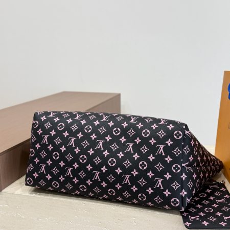 LV's New Tote Bag - Image 5