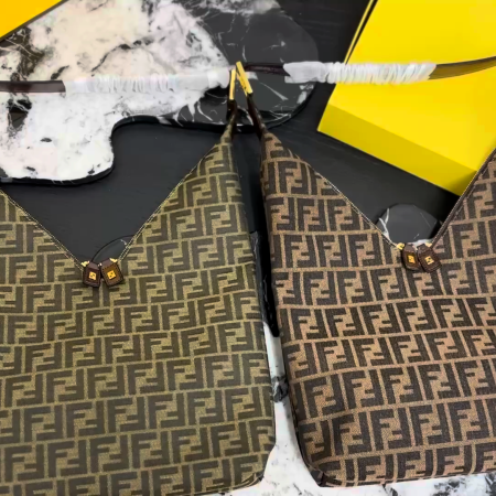 Fendi V-shaped Tote Bag - Image 2